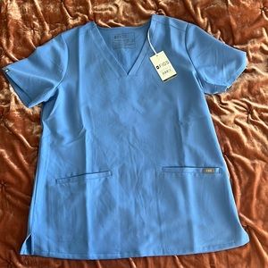 New Size M FIGS. Casma 3 pocket top & Zamora Jogger scrub pants in Ceil blue